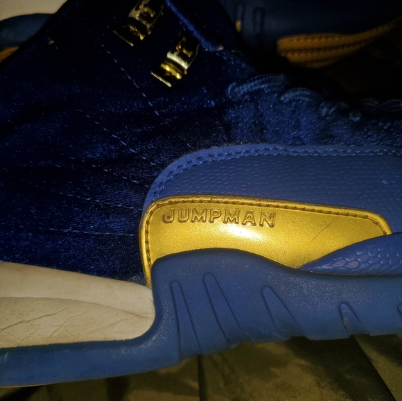 Air Jordan 12 Michigan - Picture 6 of 13